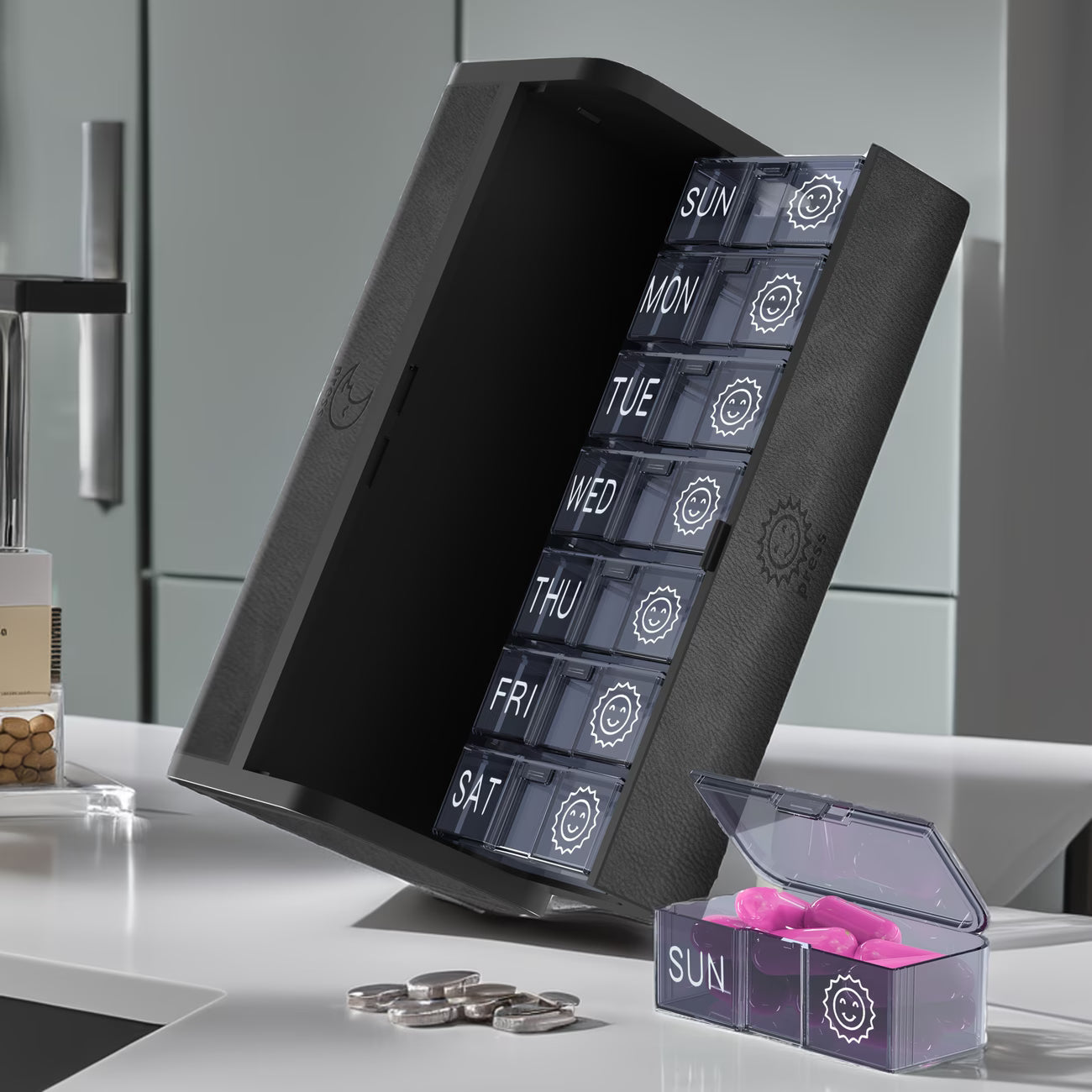 Medicinorganisator til to daglige doser – stilren, rummelig og rejseklar