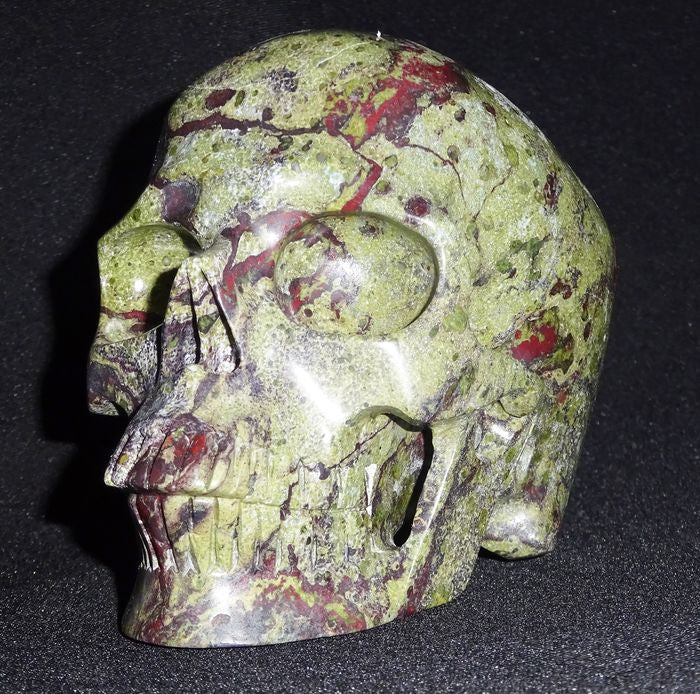Skull - carved in glass Dragon Blood