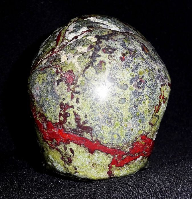 Skull - carved in glass Dragon Blood