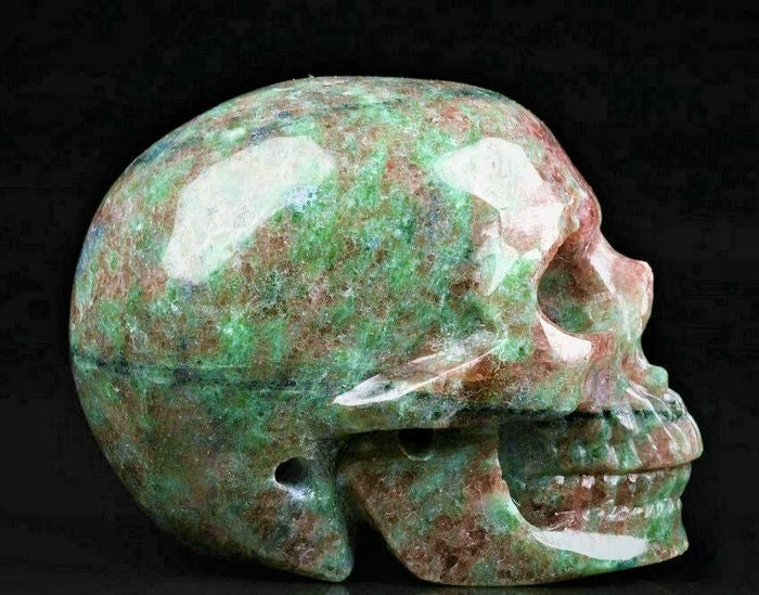 Garnet skull - 667.00 ct