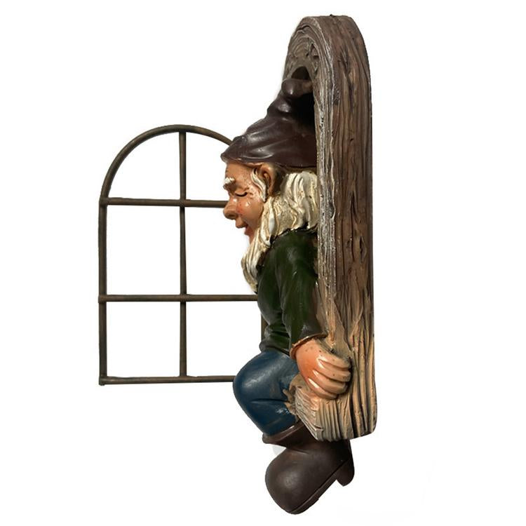 Nisse på vej ud af træ