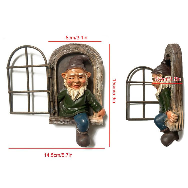 Nisse på vej ud af træ