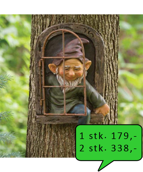 Nisse på vej ud af træ