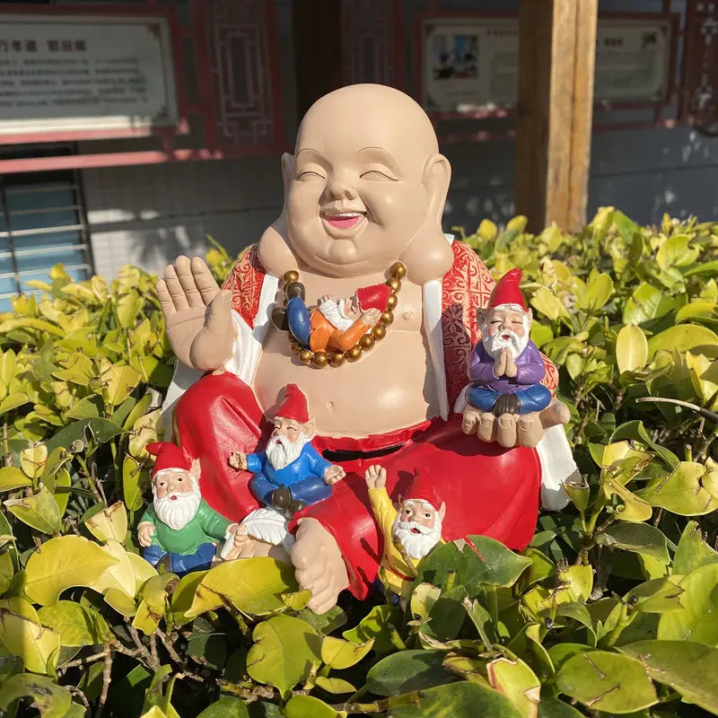 Smilende Buddha med sine Nisse fans