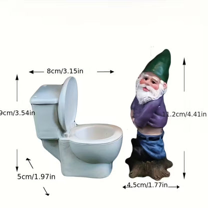 Nisse med sit eget toilet
