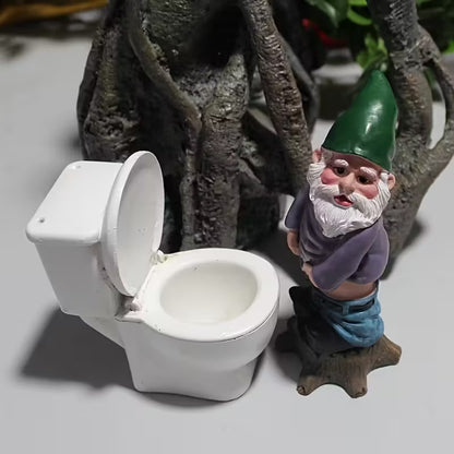 Nisse med sit eget toilet