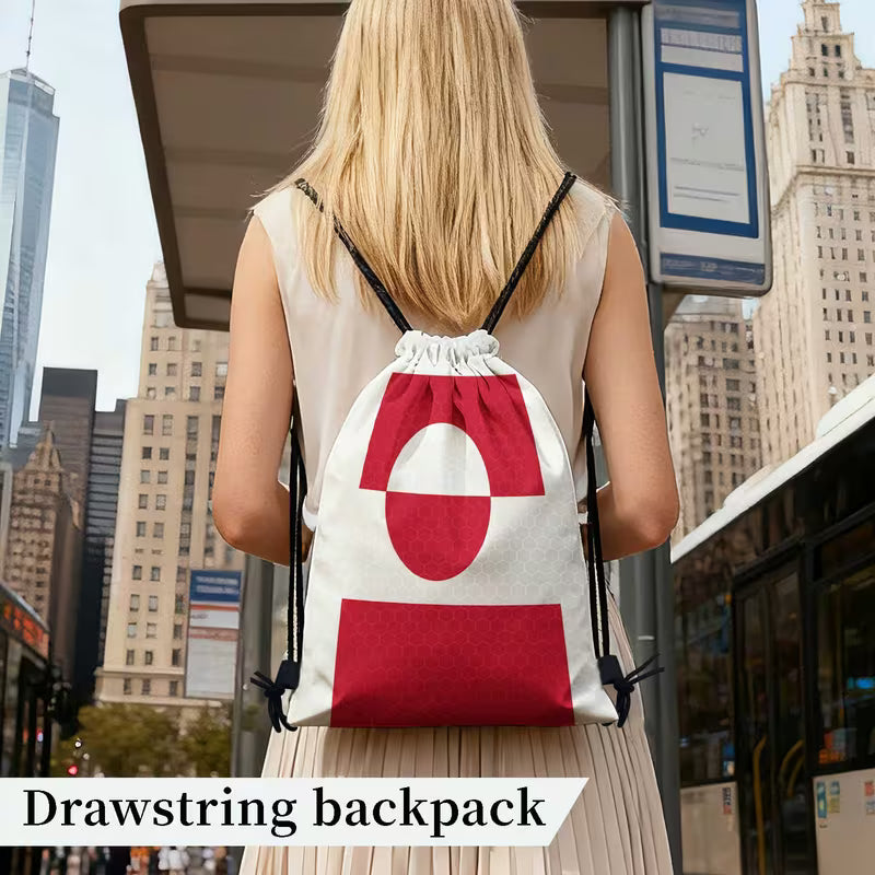 Fejr Grønland med en stilfuld, rød-hvid rygsæk