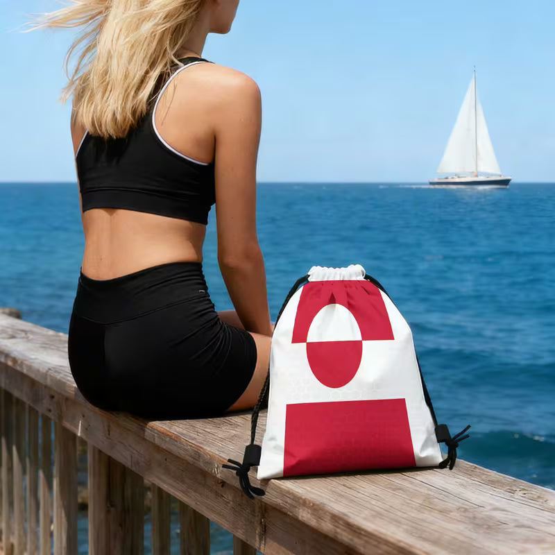 Fejr Grønland med en stilfuld, rød-hvid rygsæk