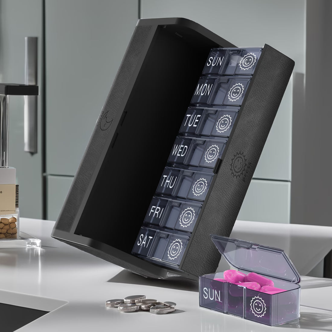 Medicinorganisator til to daglige doser – stilren, rummelig og rejseklar