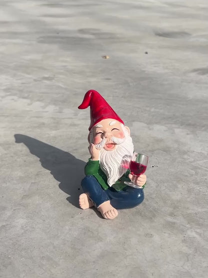 Nisse nyder et glas rødvin