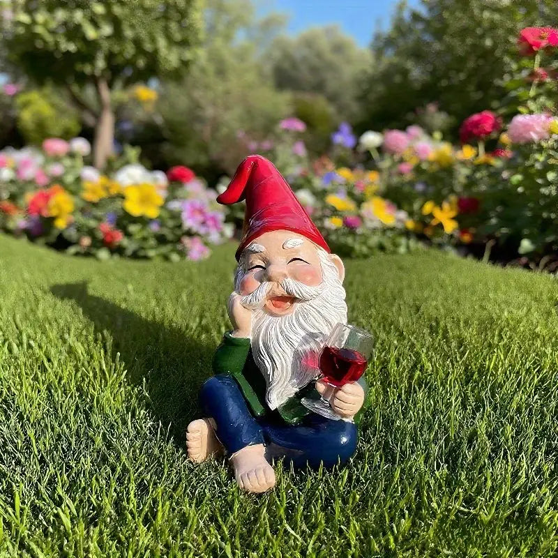 Nisse nyder et glas rødvin