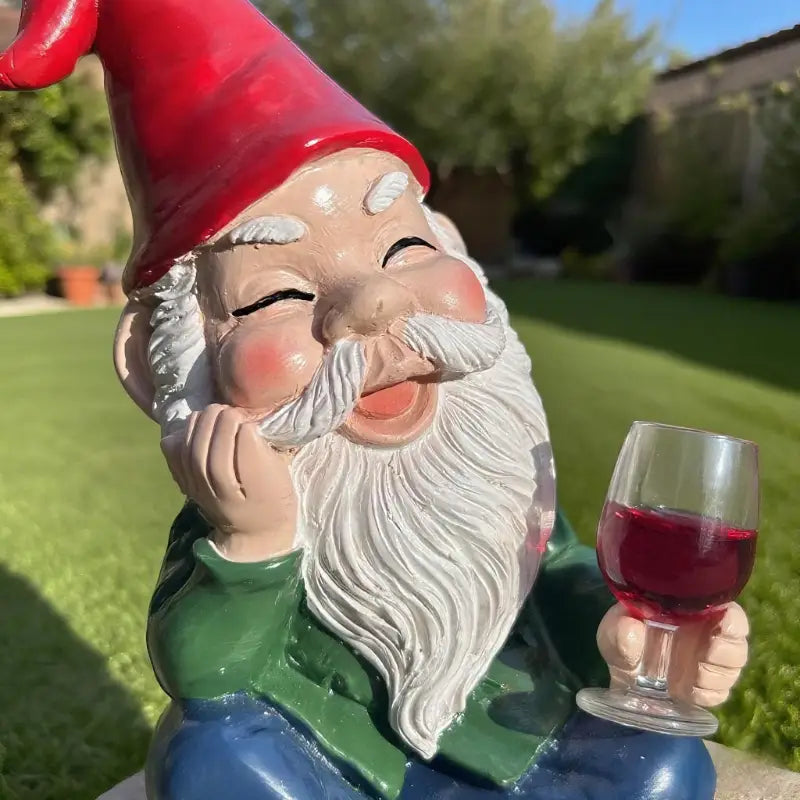 Nisse nyder et glas rødvin