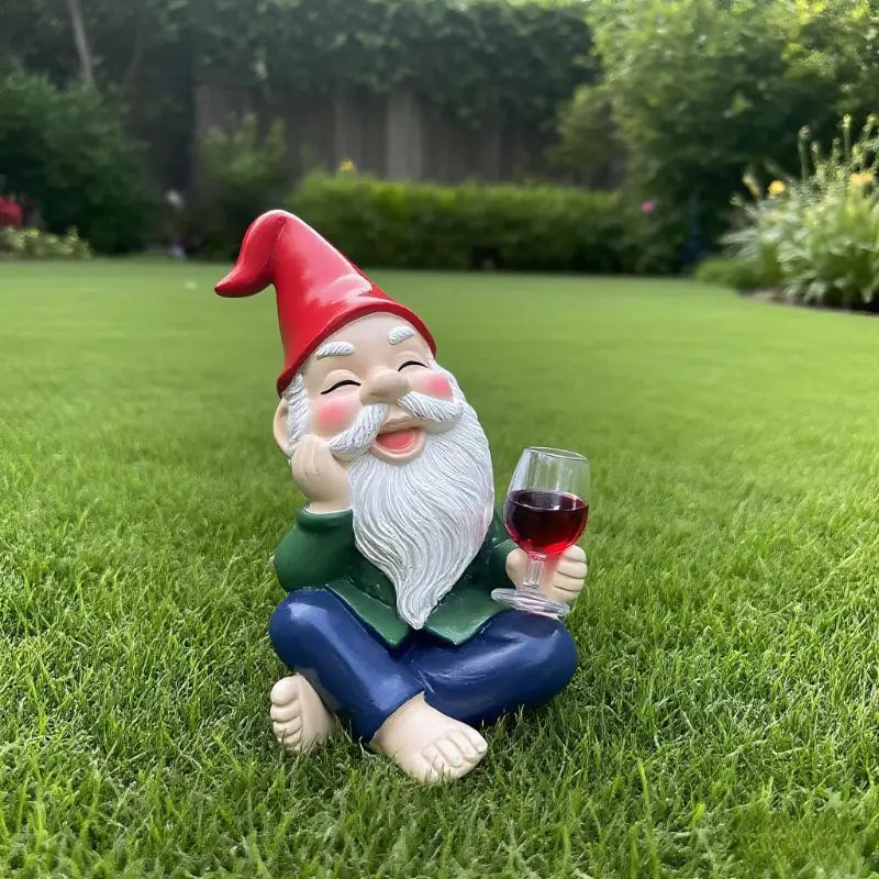 Nisse nyder et glas rødvin