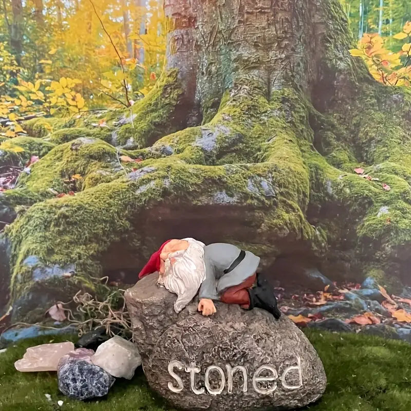 Sovende Nisse på sten (Stoned)