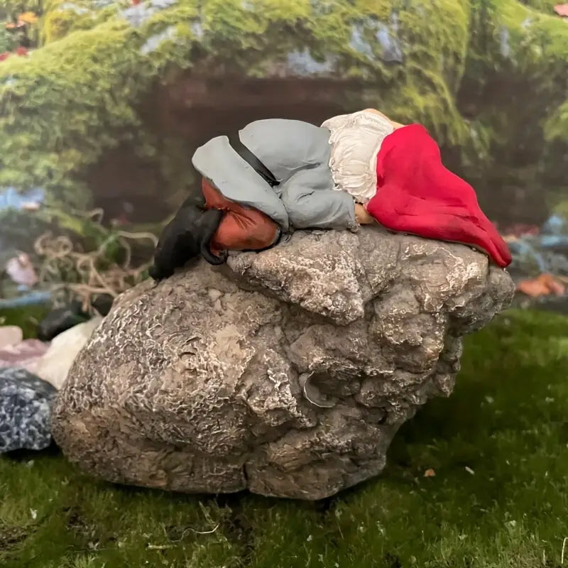 Sovende Nisse på sten (Stoned)