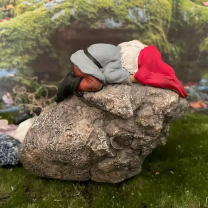 Sovende Nisse på sten (Stoned)