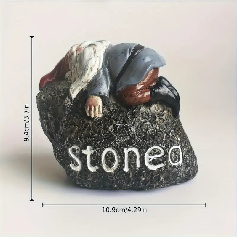 Sovende Nisse på sten (Stoned)
