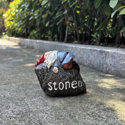 Sovende Nisse på sten (Stoned)