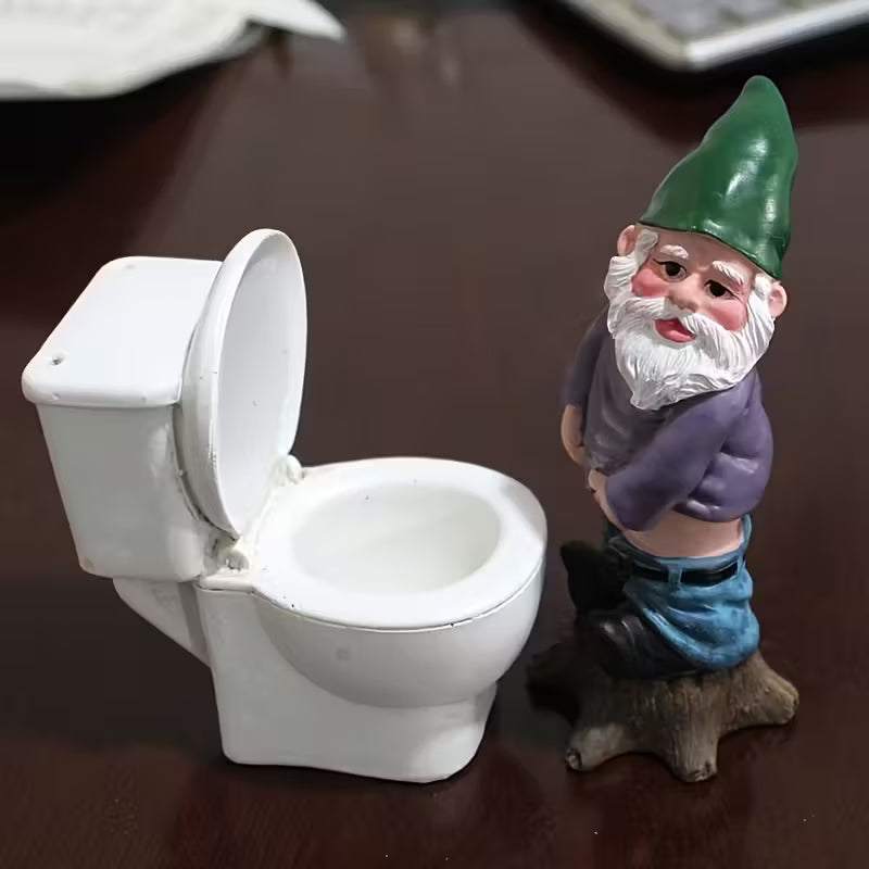 Nisse med sit eget toilet