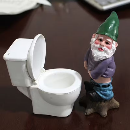Nisse med sit eget toilet