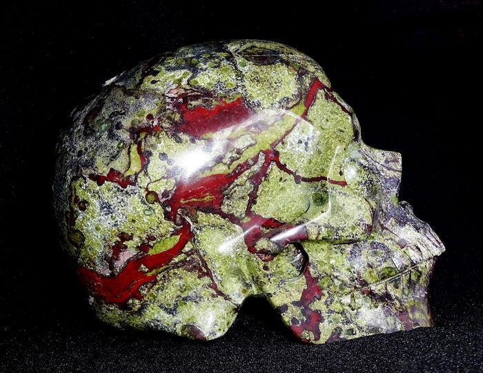 Skull - carved in glass Dragon Blood