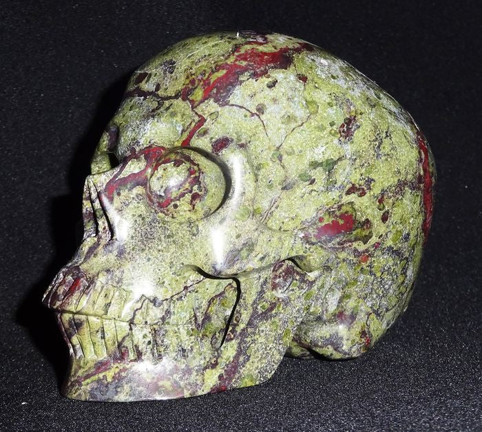 Skull - carved in glass Dragon Blood