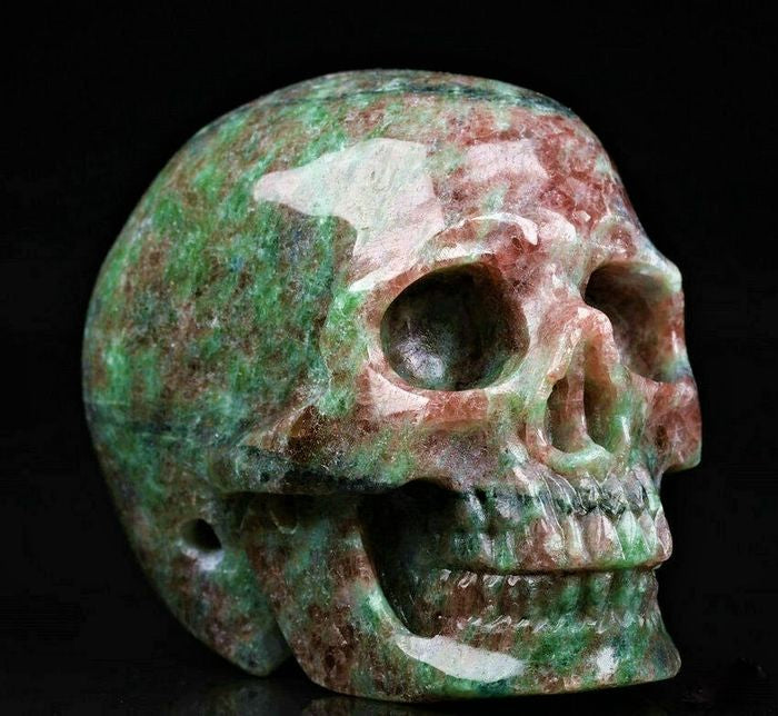 Garnet skull - 667.00 ct