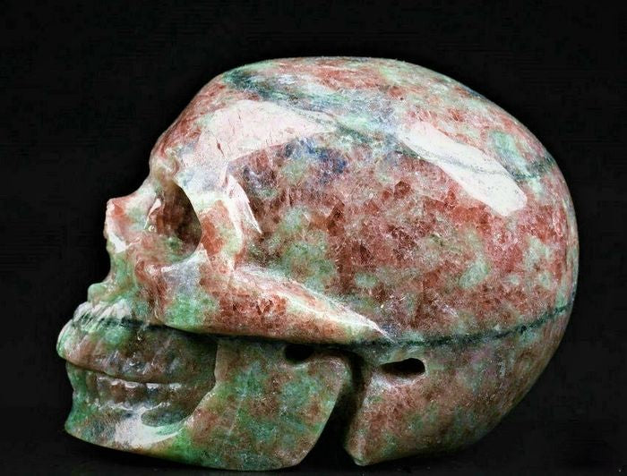 Garnet skull - 667.00 ct
