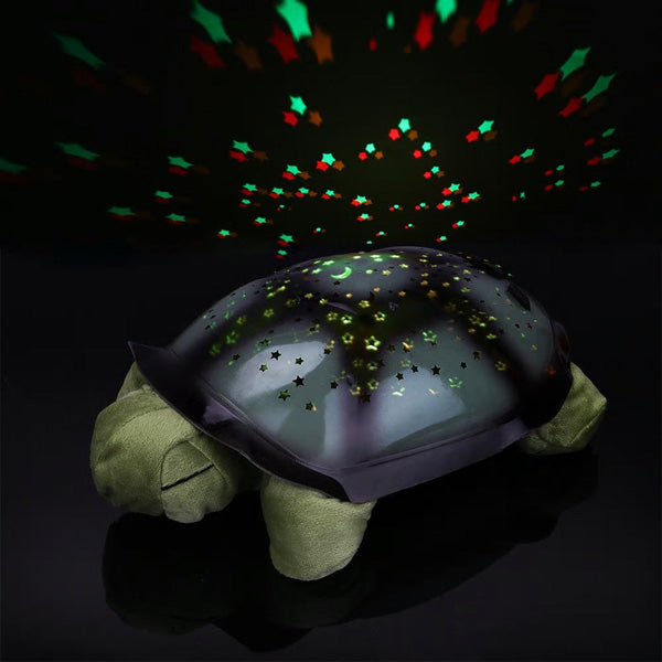 Sød skildpadde der projicerer stjernehimmel på væg og loft