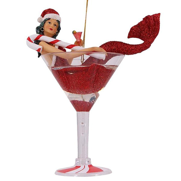 Smuk havfrue som sidder i cocktailglas